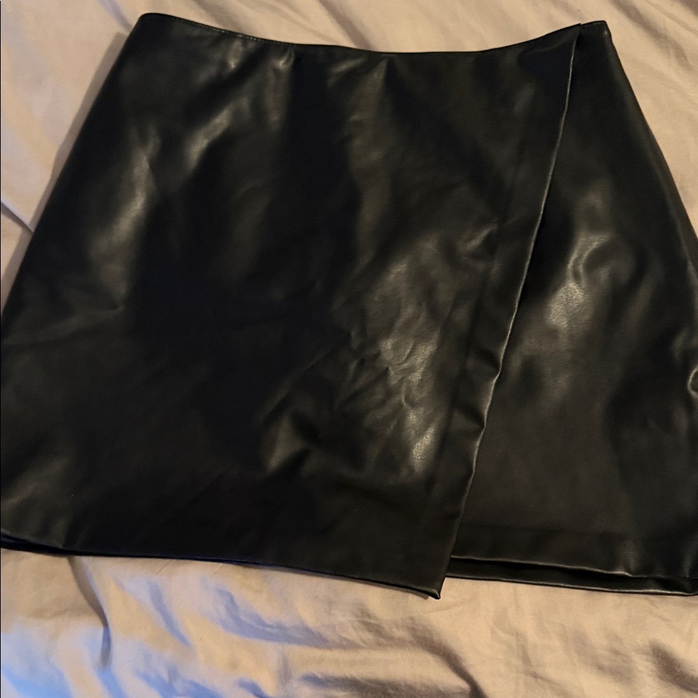 Elegant Black Faux Leather Skort